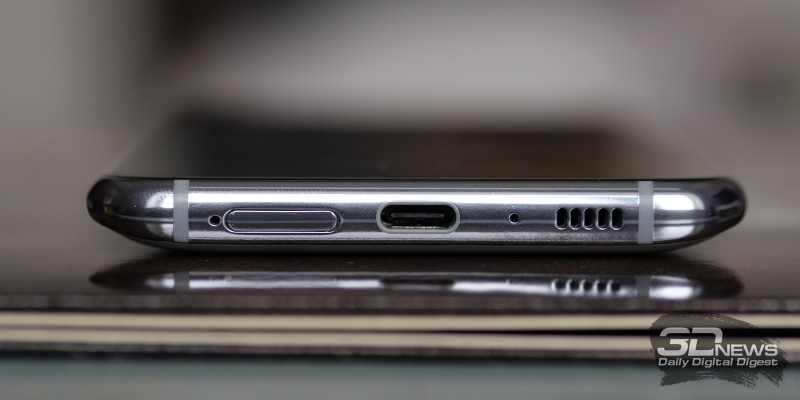  Samsung Galaxy A80, нижняя грань: основной динамик, разъем USB Type-C, микрофон и слот для двух карточек nano-SIM 