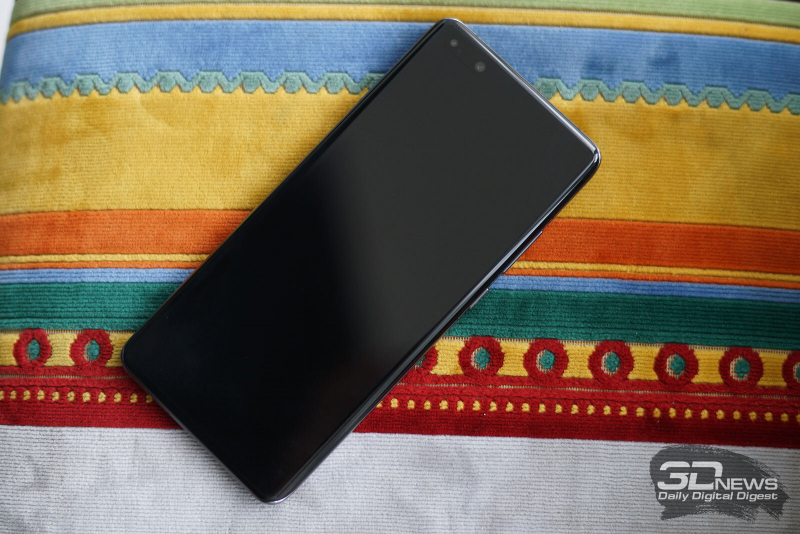  Huawei P40 Pro+, лицевая панель: в углу экрана — блок двойной камеры с дополнительным ИК-датчиком 