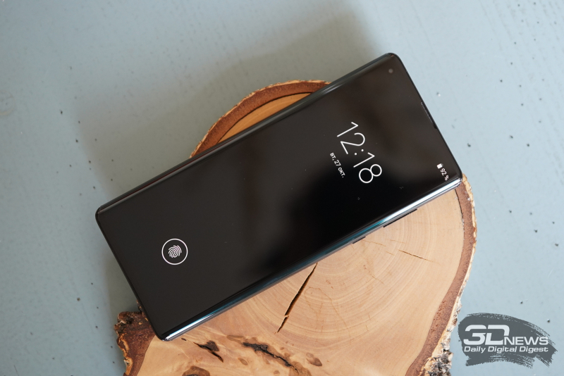  Motorola Edge+, лицевая панель: отверстие с фронтальной камерой в углу экрана, разговорный динамик под верхней кромкой 