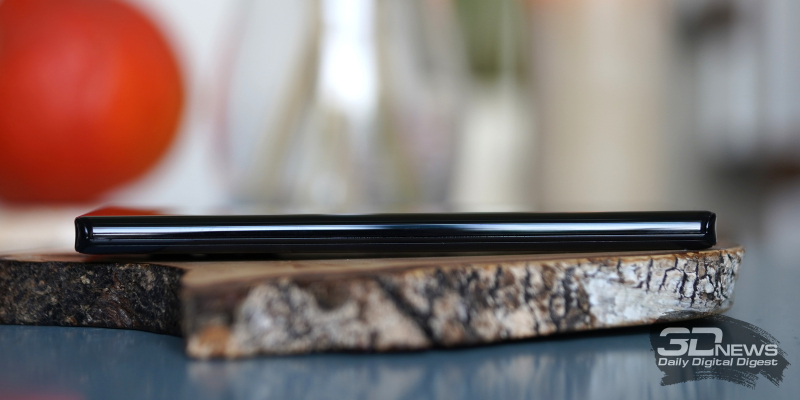  Motorola Edge+, левая грань лишена функциональных элементов 