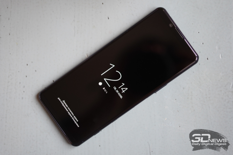  Sony Xperia 5 II, лицевая панель: стереодинамики сверху и снизу, над экраном также находится фронтальная камера 
