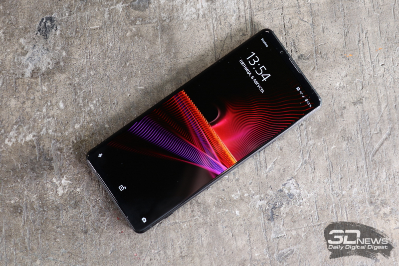  Sony Xperia 1 III, лицевая панель: стереодинамики сверху и снизу, над экраном также находится фронтальная камера и индикатор состояния 