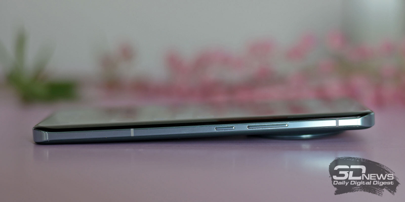  HONOR Magic5 Pro, правая грань: клавиша питания и клавиша регулировки громкости/спуска затвора камеры 