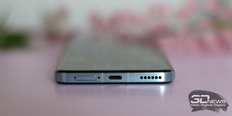  HONOR Magic5 Pro, нижняя грань: динамик, порт USB Type-C, микрофон, слот для SIM-карт 