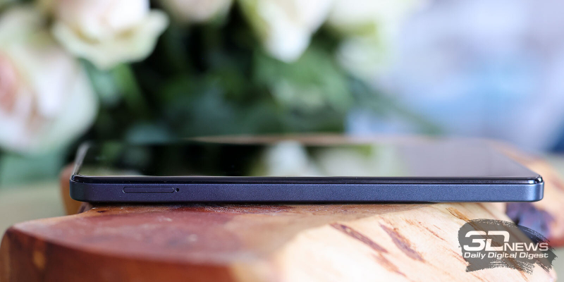  Infinix SMART 8 Pro, левая грань: слот для SIM-карт и карты памяти 
