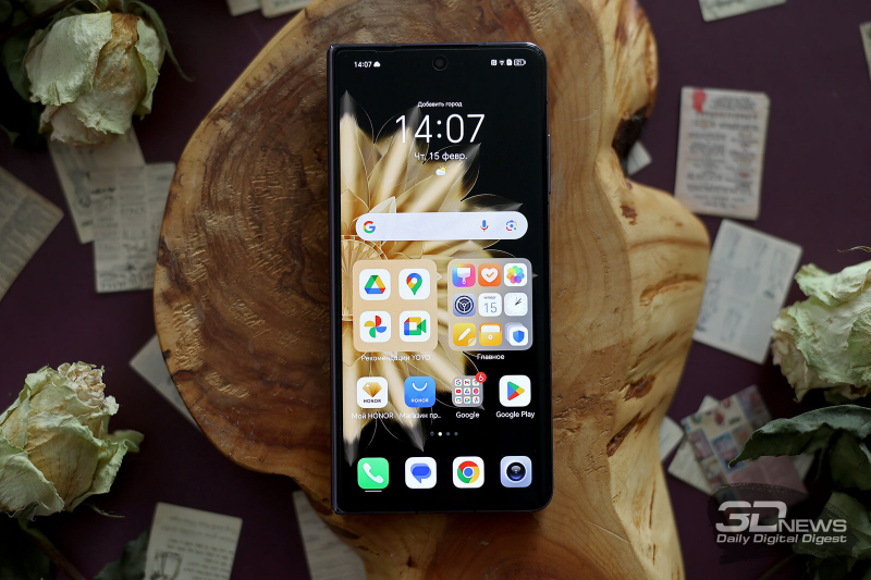  HONOR Magic V2, лицевая сторона в закрытом виде: фронтальная камера в отверстии в верхней части экрана, над ней — прорезь разговорного динамика 