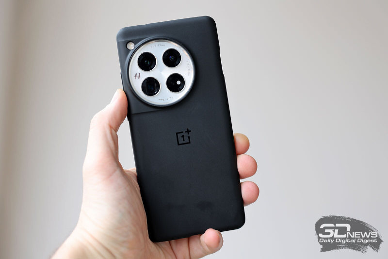  OnePlus 12 в комплектном чехле 