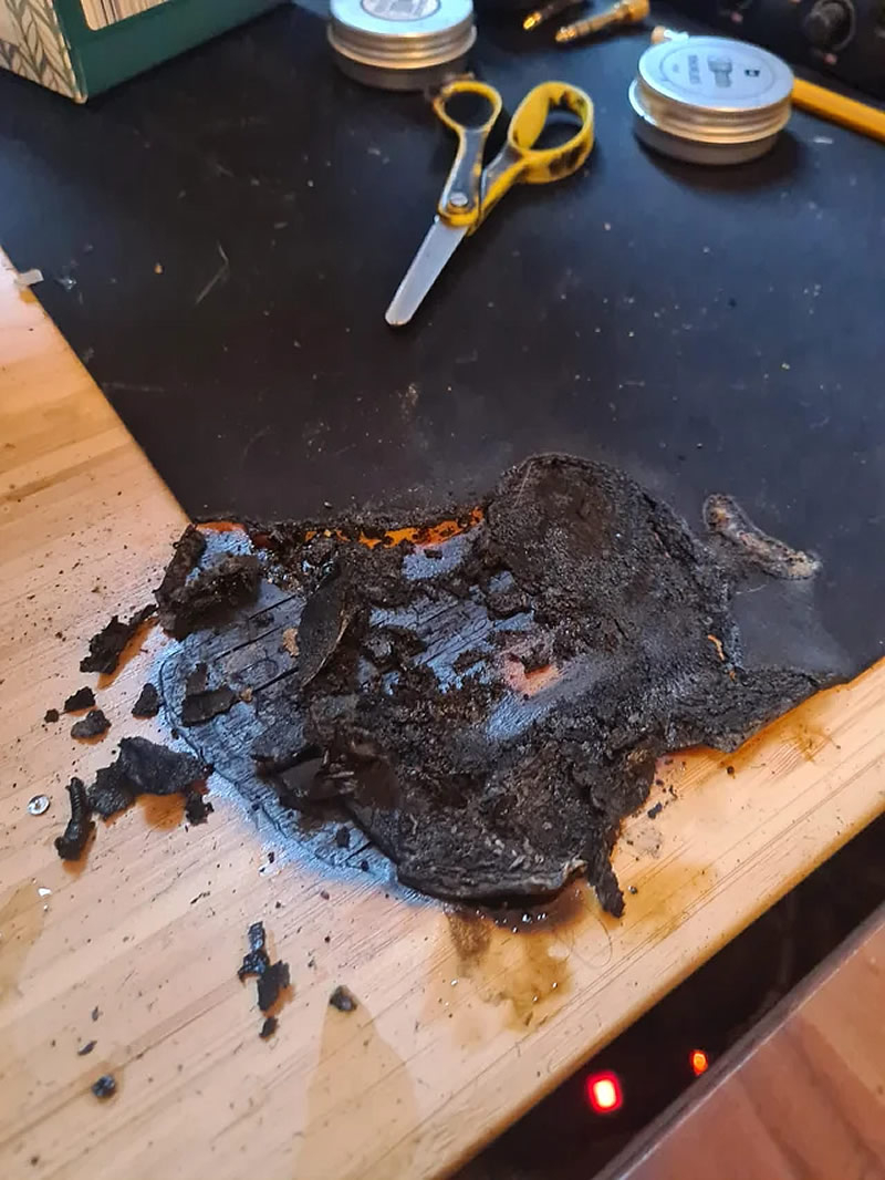  https://www.reddit.com/r/pcmasterrace/comments/1i7br8w/my_gigabyte_mouse_caught_fire_and_almost_burned/?rdt=51910 